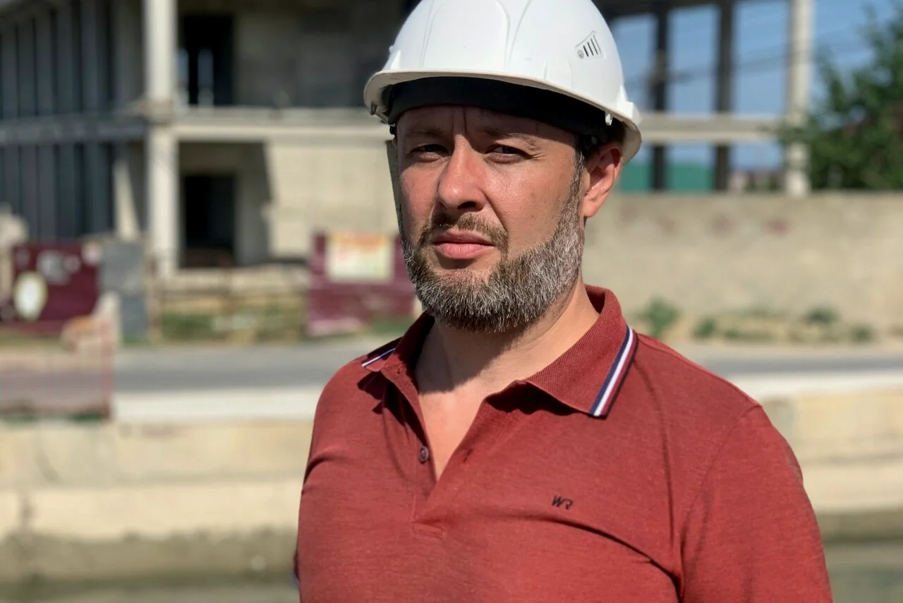 Георгий Петров на строительном объекте
